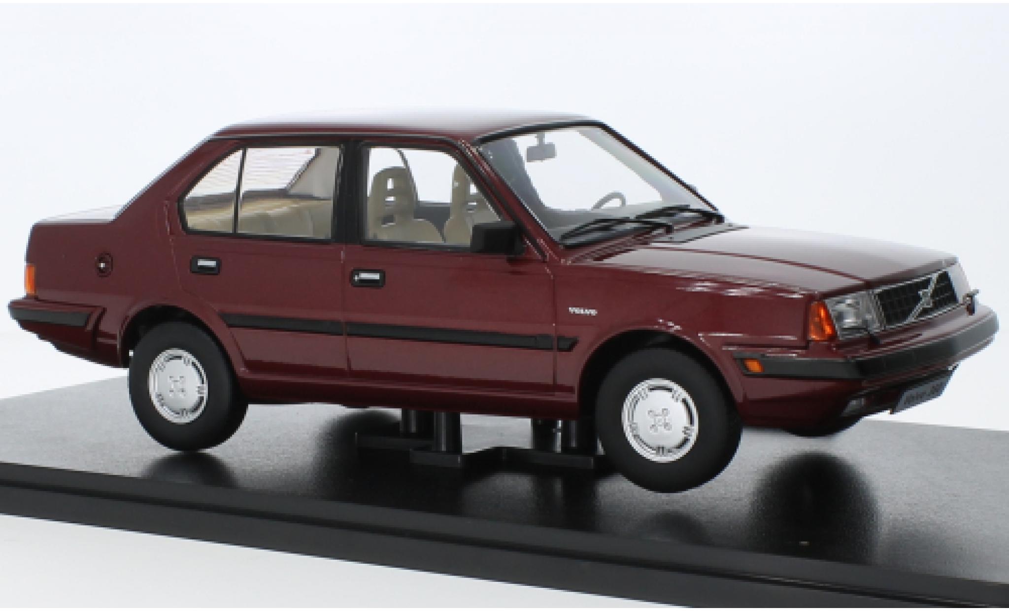 Volvo 360 1/18 Triple 9 Collection metallic rood fonc&eacute; 1987 modelauto
