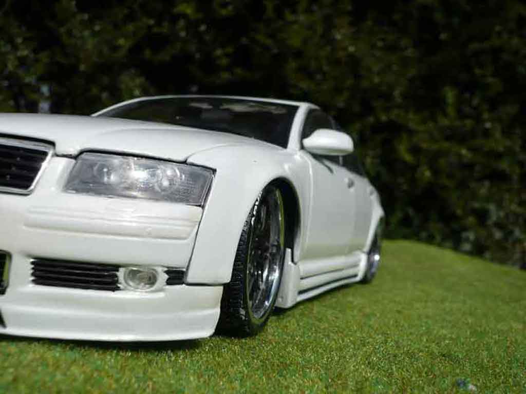Audi A8 berline dub wit 1/18 Motormax