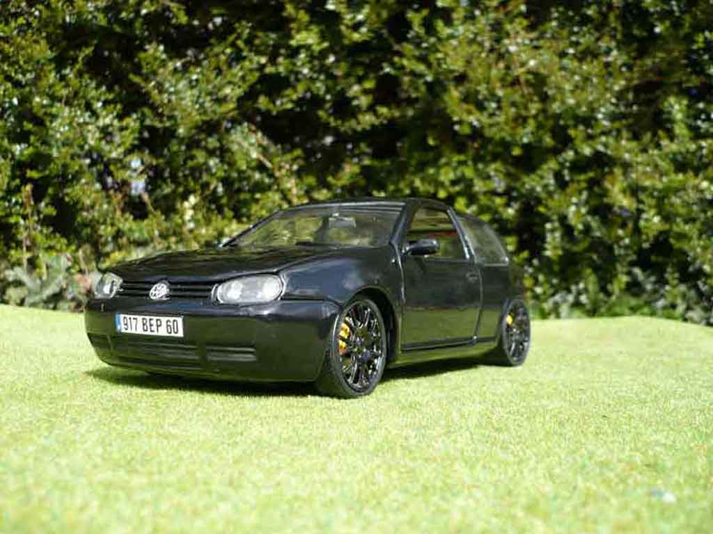 Volkswagen Golf GTI full black 1/18 Revell