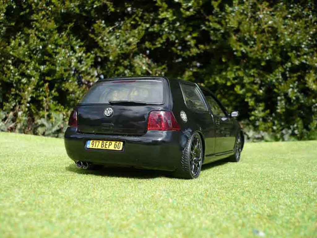 Volkswagen Golf GTI full black 1/18 Revell