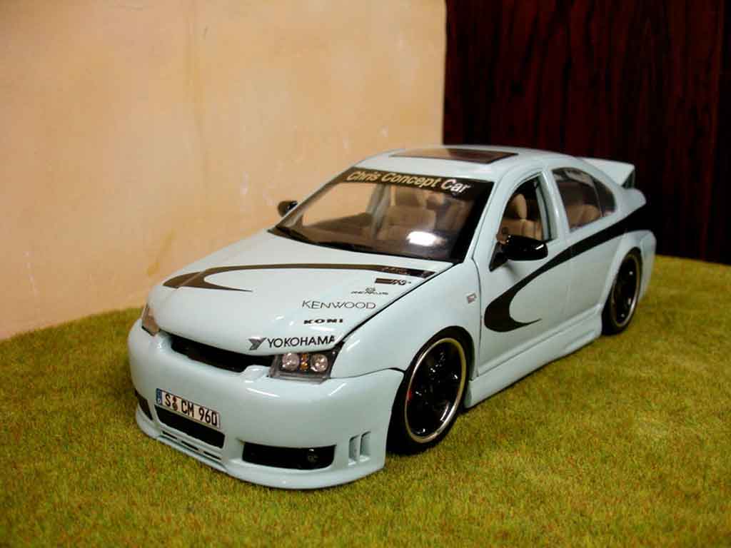 Volkswagen Bora 1/18 Revell show car modelauto