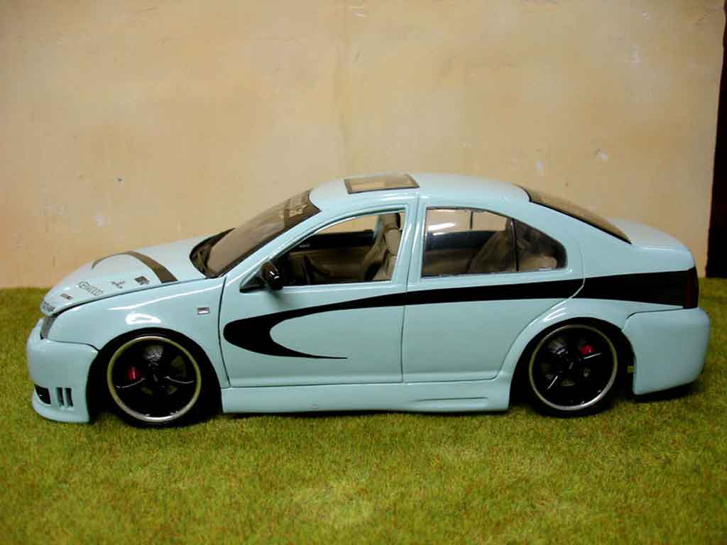 Volkswagen Bora Base show car 1/18 Revell