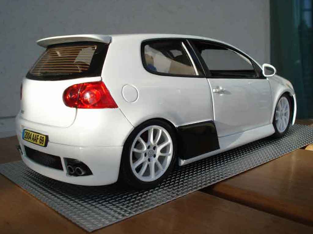 Volkswagen Golf GTI wit hofele spirit 1/18 Norev