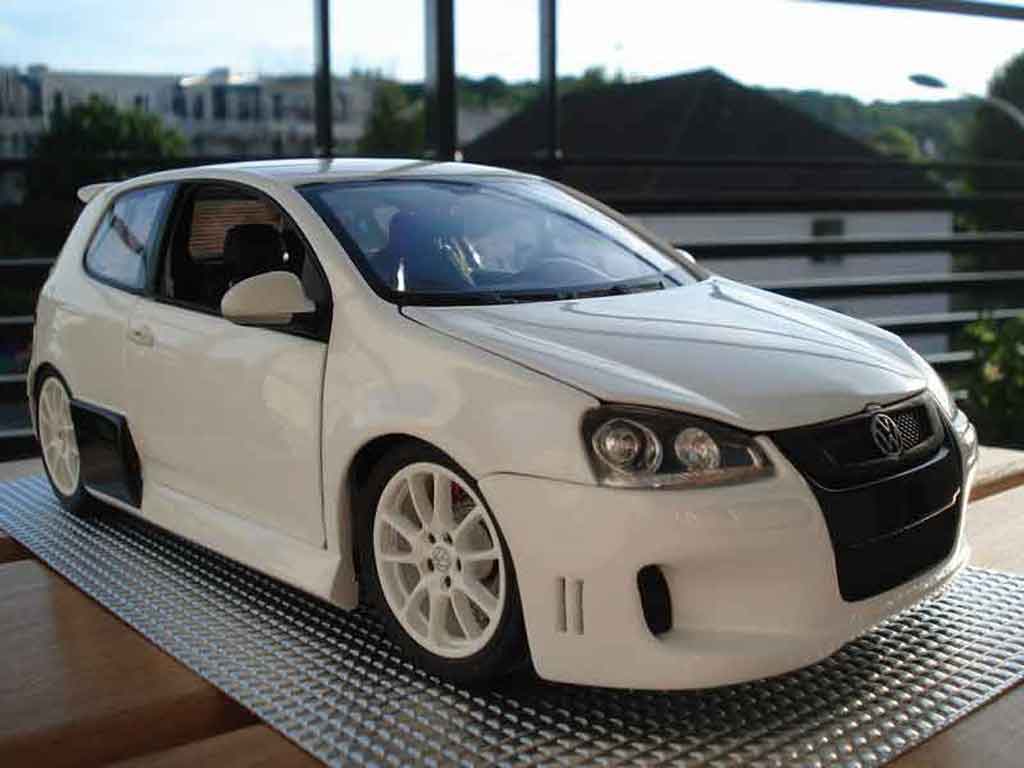 Volkswagen Golf GTI wit hofele spirit 1/18 Norev