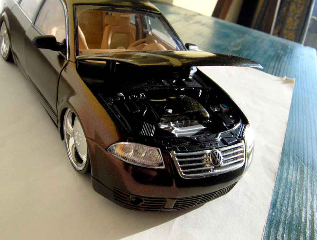 Volkswagen Passat Base dub peinture cameleon 1/18 Welly