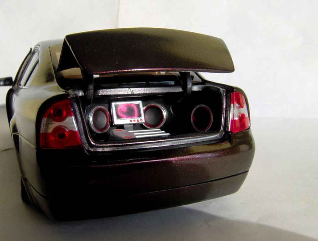 Volkswagen Passat Base dub peinture cameleon 1/18 Welly