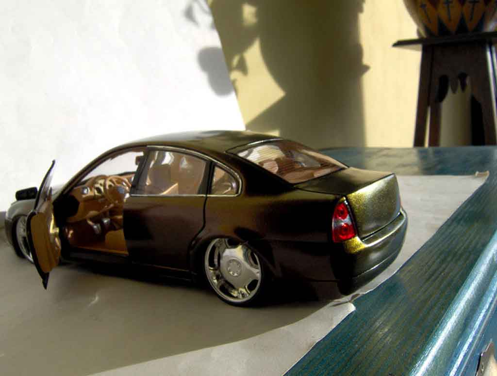Volkswagen Passat Base dub peinture cameleon 1/18 Welly