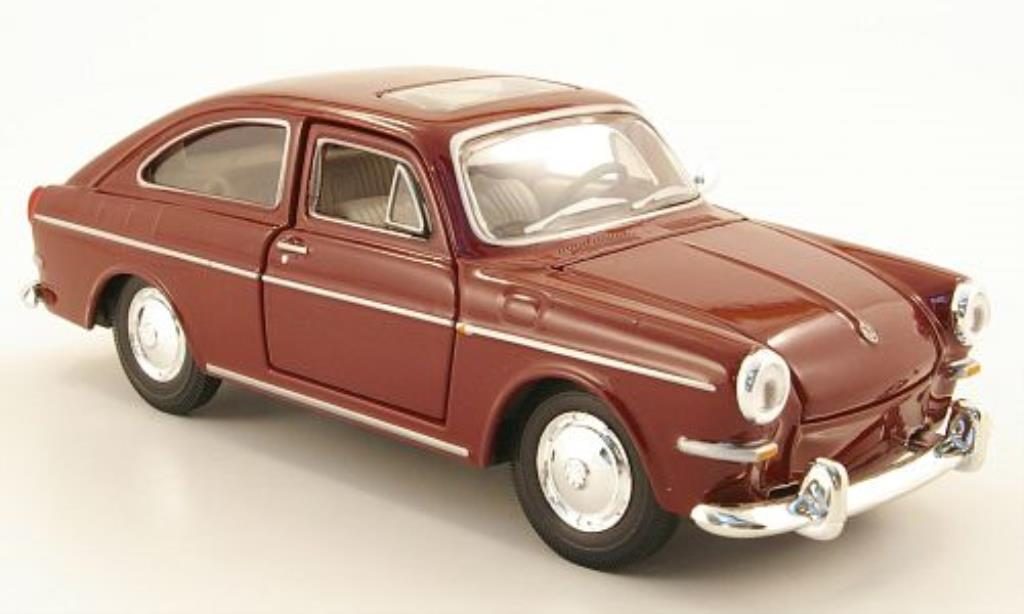 Volkswagen 1600 1/24 Maisto Fastback rood modelauto