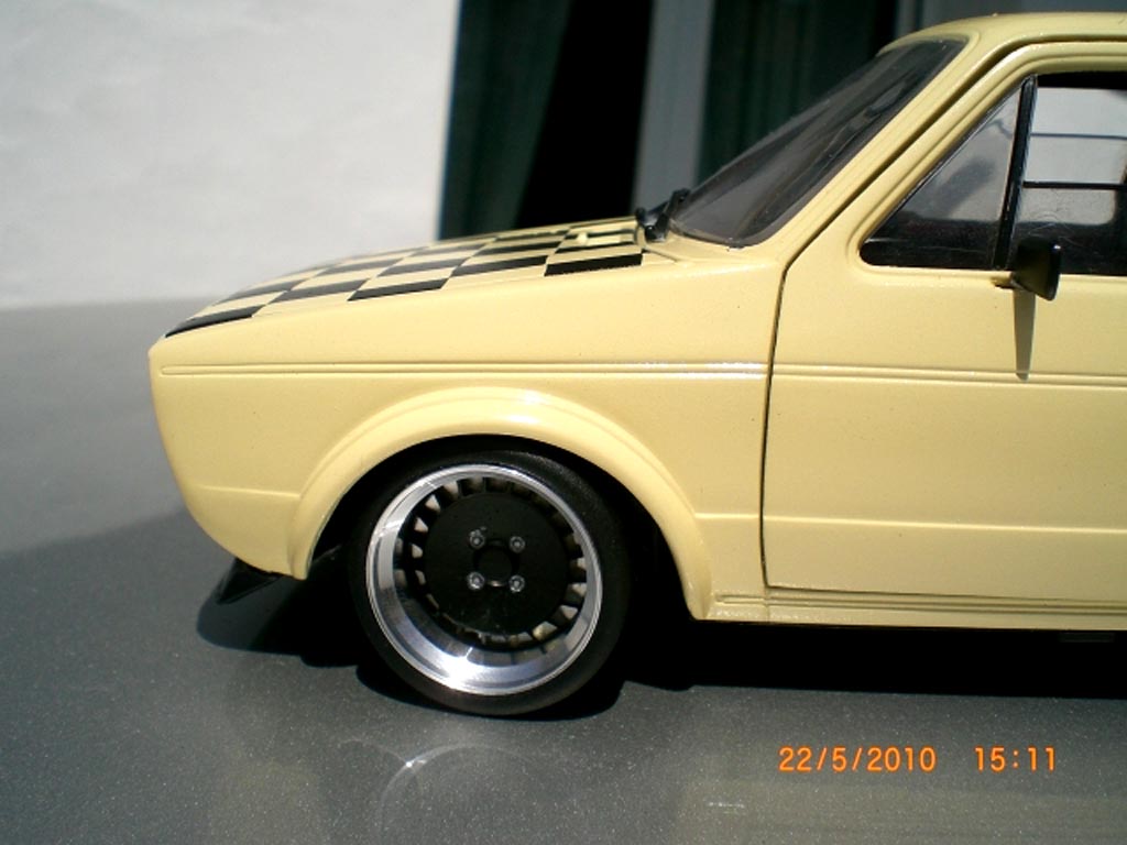 Volkswagen Golf GTI beige jantes schmidt capot damier 1/18 Solido