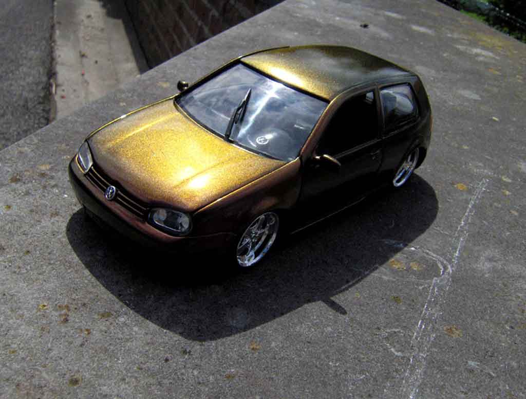 Volkswagen Golf GTI peinture cameleon 1/18 Revell