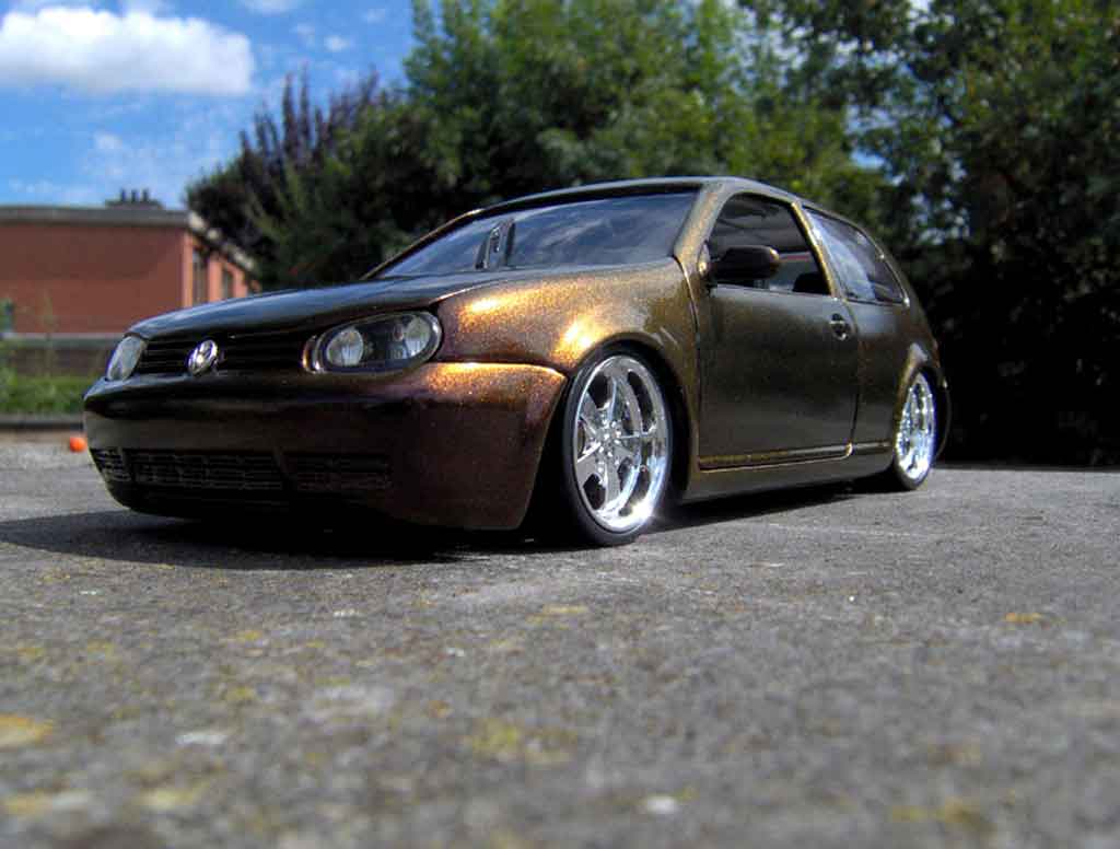Volkswagen Golf GTI peinture cameleon 1/18 Revell