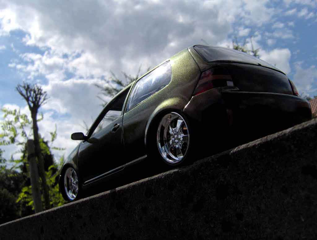Volkswagen Golf GTI peinture cameleon 1/18 Revell