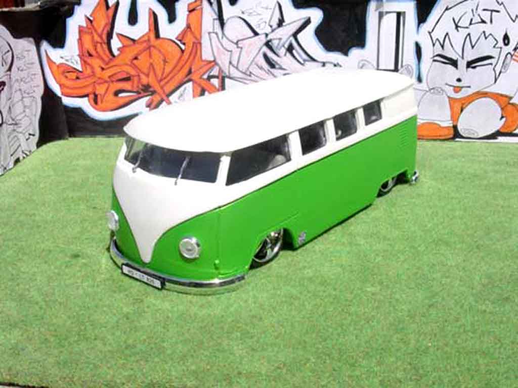 Volkswagen Combi Base top shop 1/18 Solido