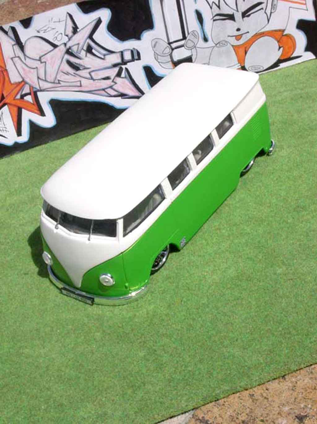 Volkswagen Combi Base top shop 1/18 Solido