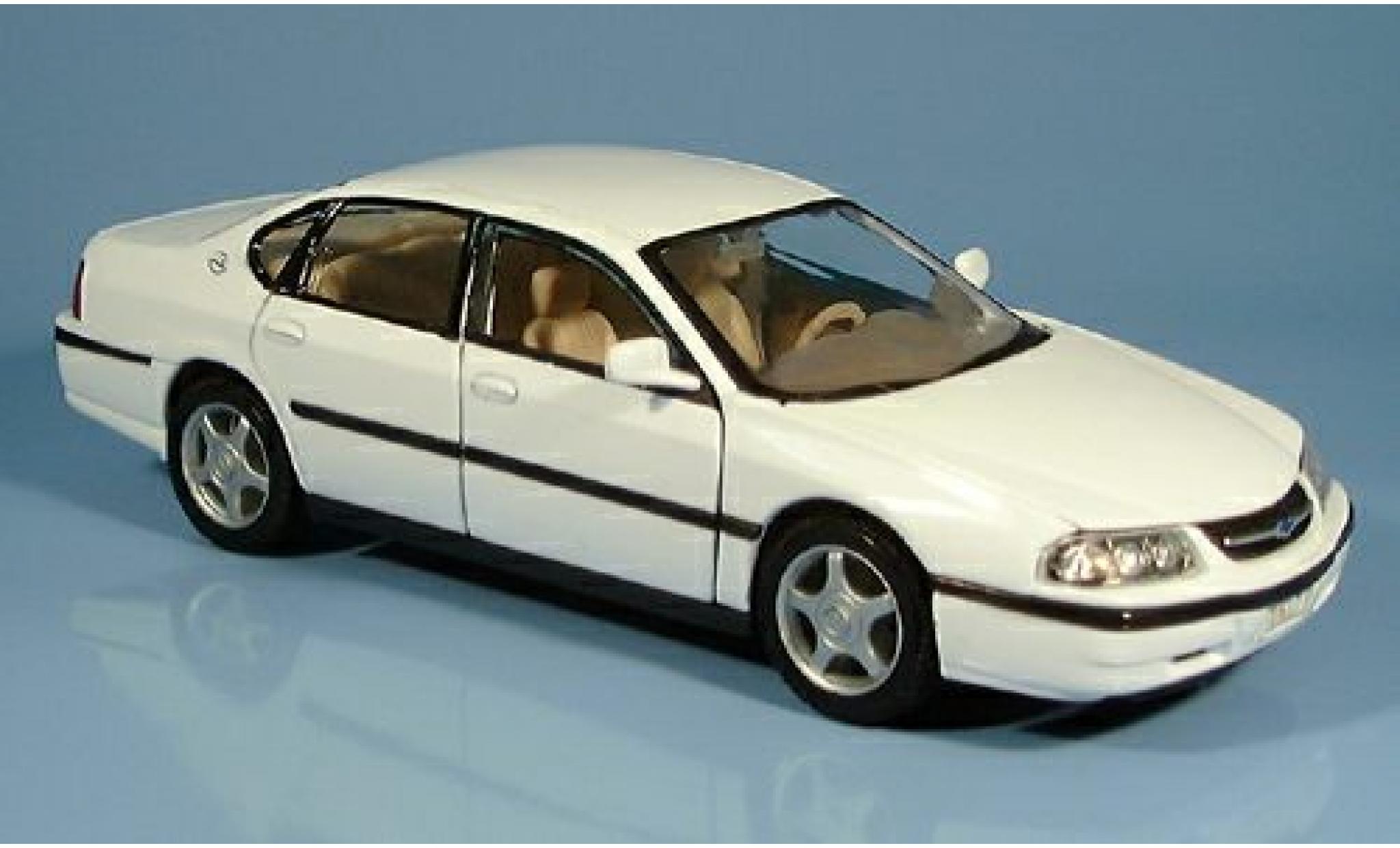 Chevrolet Impala 1/24 Welly wit 2001 1:24 modelauto