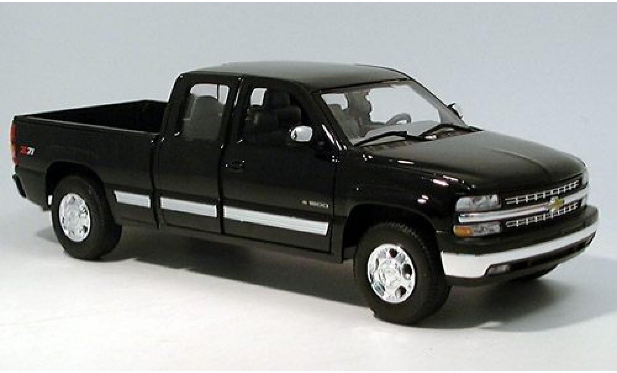Chevrolet Silverado 1/18 Welly Ext. Cab zwart 1:18 modelauto