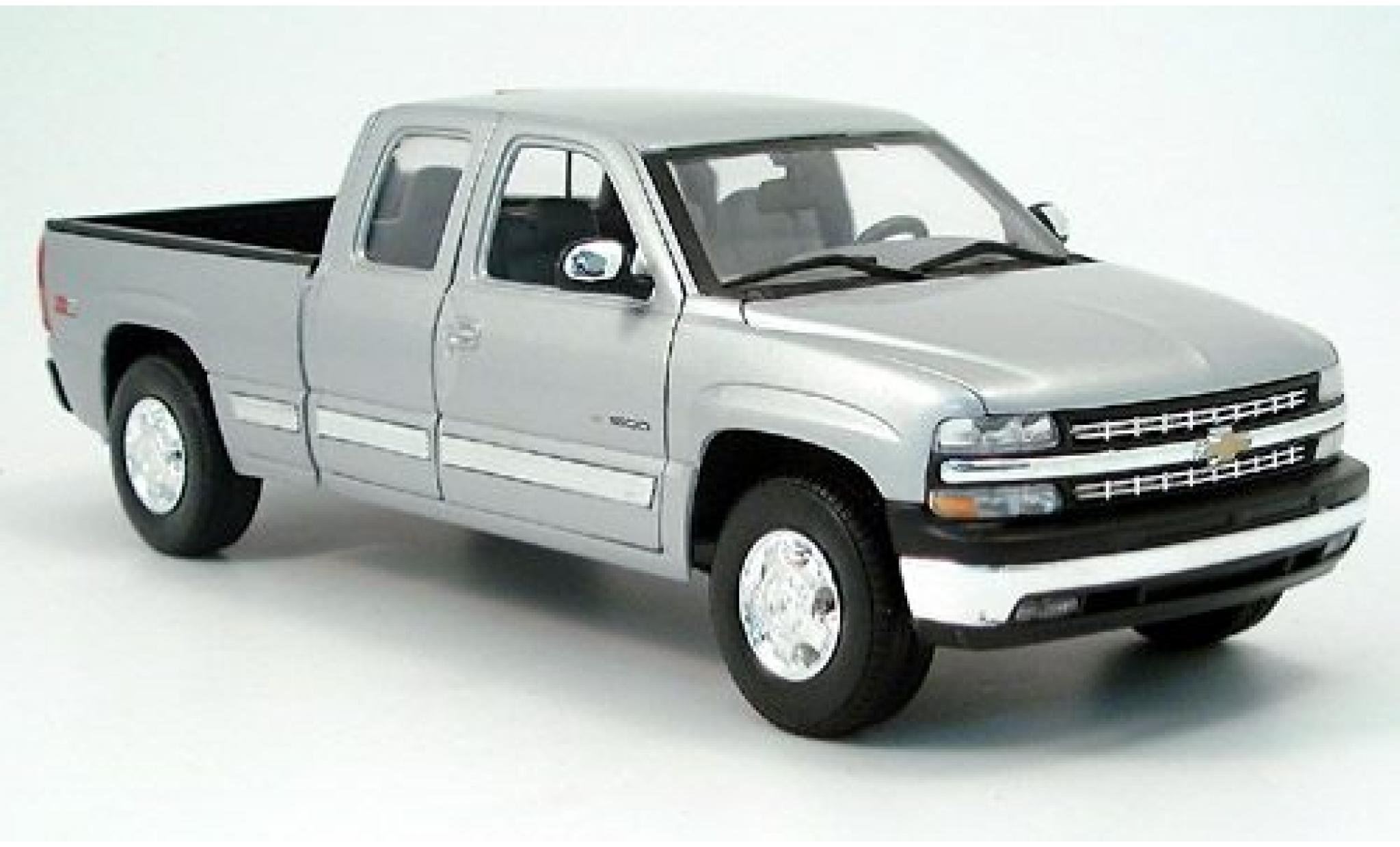 Chevrolet Silverado 1/18 Welly Ext. Cab grijs 1:18 modelauto