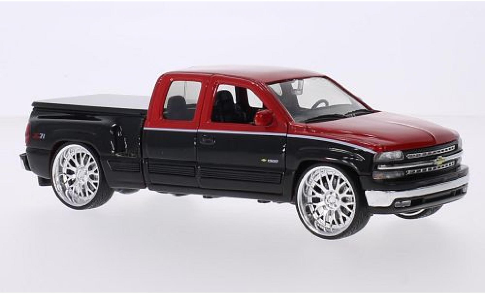 Chevrolet Silverado 1/24 Welly Extended Cab Tuning rood/zwart 1999 Proodection de surface de chargement d&eacute;tachable modelauto