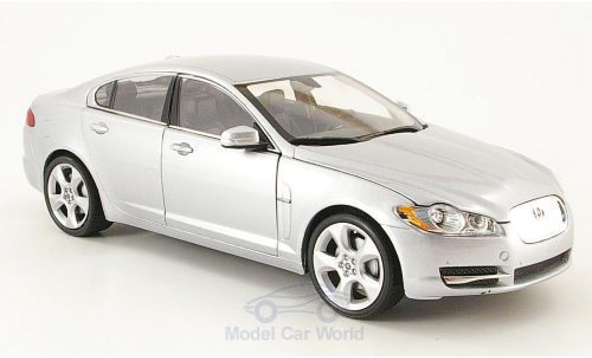 Jaguar XF 1/24 Welly grijs modelauto