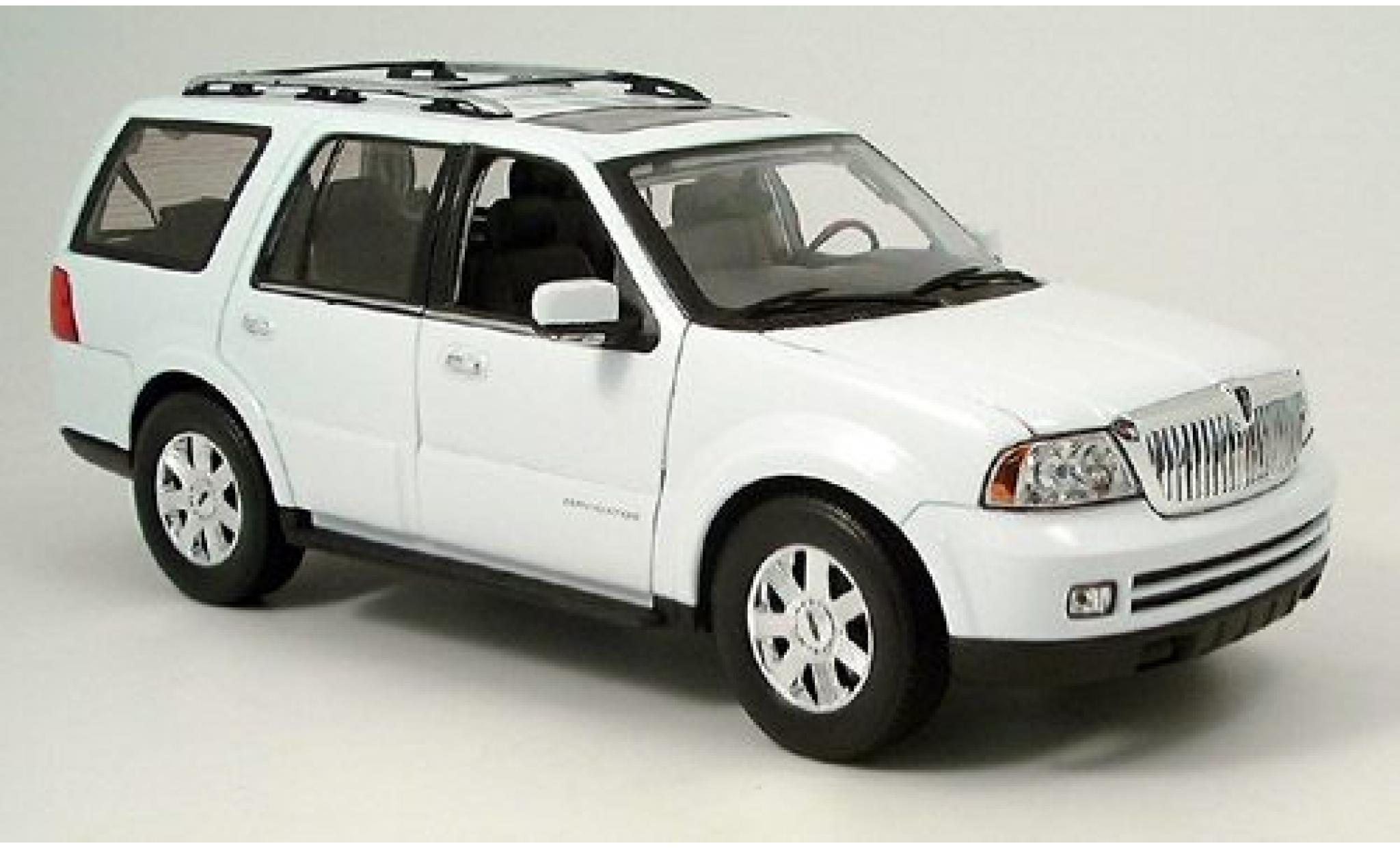 Lincoln Navigator 1/18 Welly wit 2005 1:18 modelauto