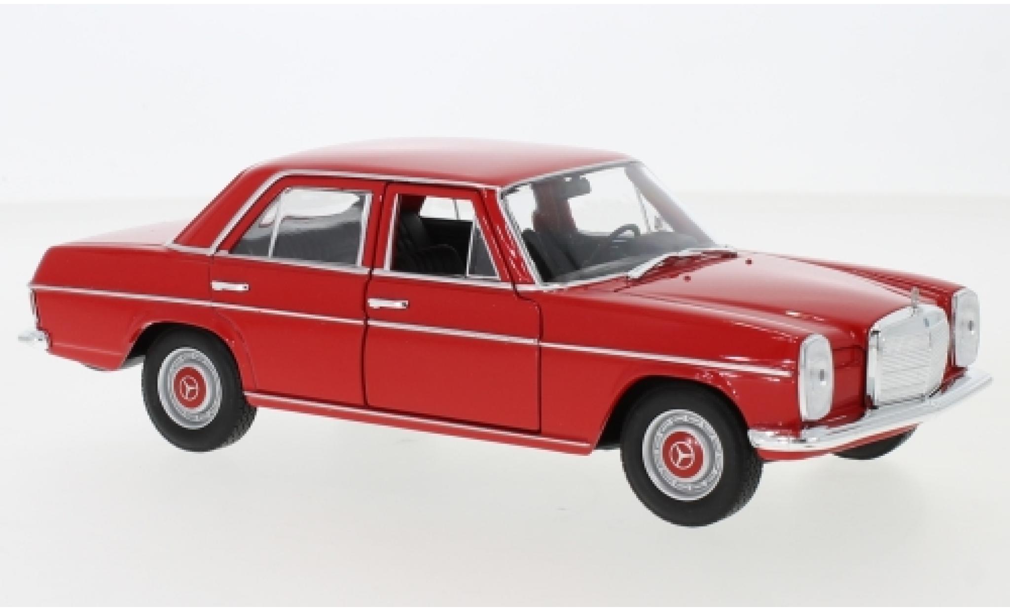 Mercedes 220 1/24 Welly (W115) rood 1968 modelauto