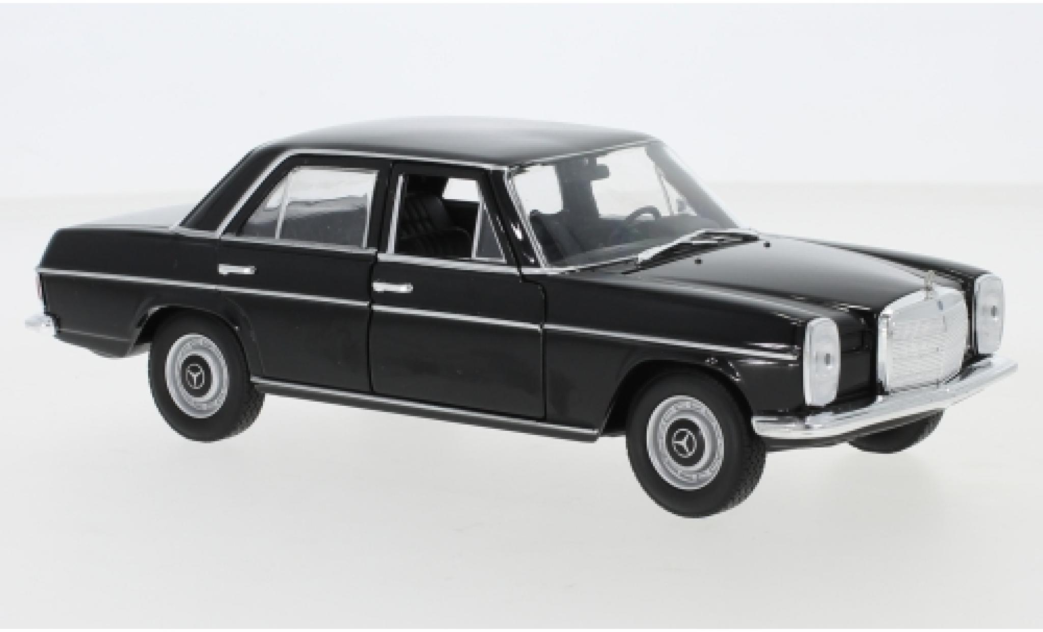 Mercedes 220 1/24 Welly (W115) zwart 1968 modelauto
