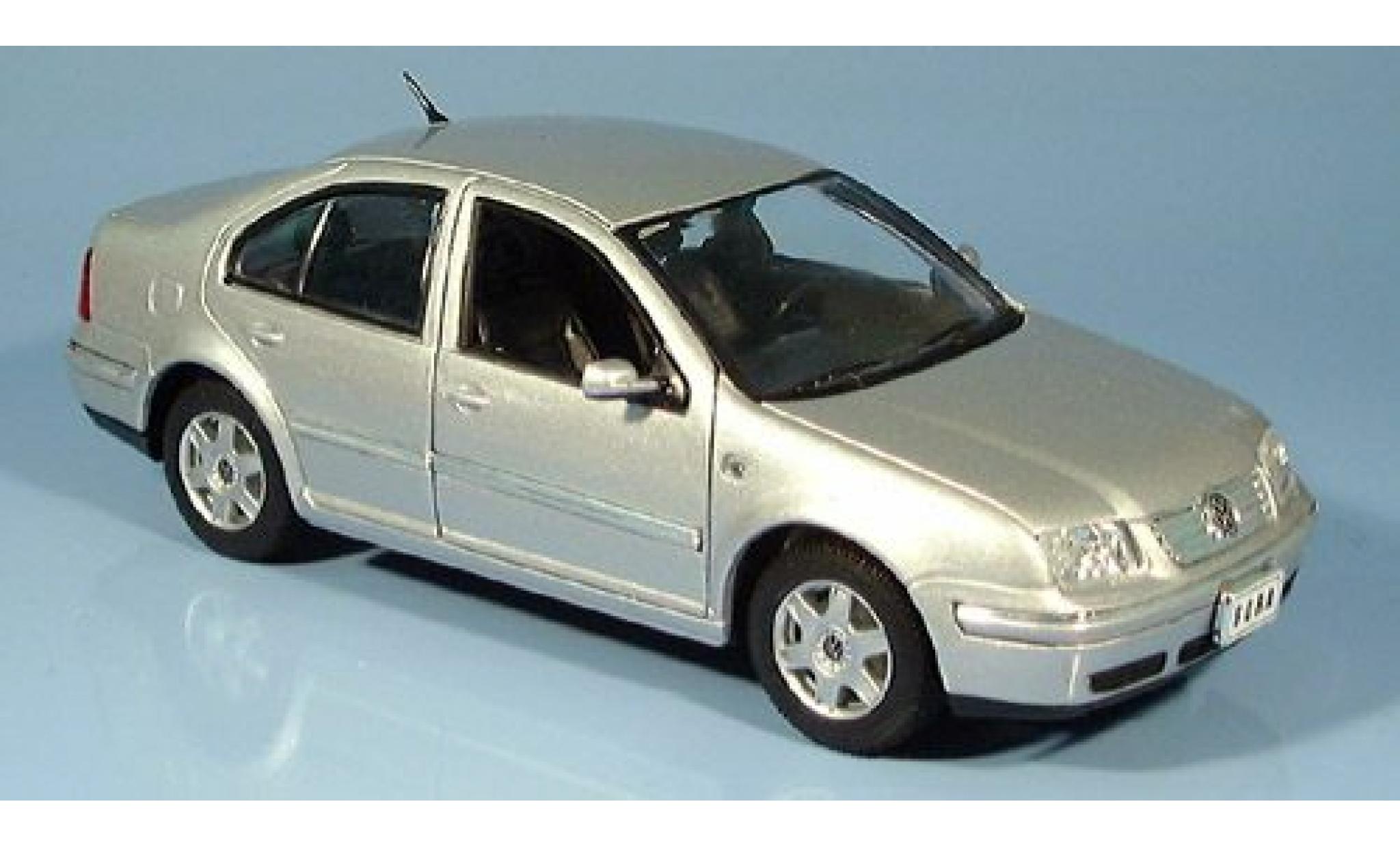 Volkswagen Bora 1/24 Welly Sedan grijs 2001 1:24 modelauto
