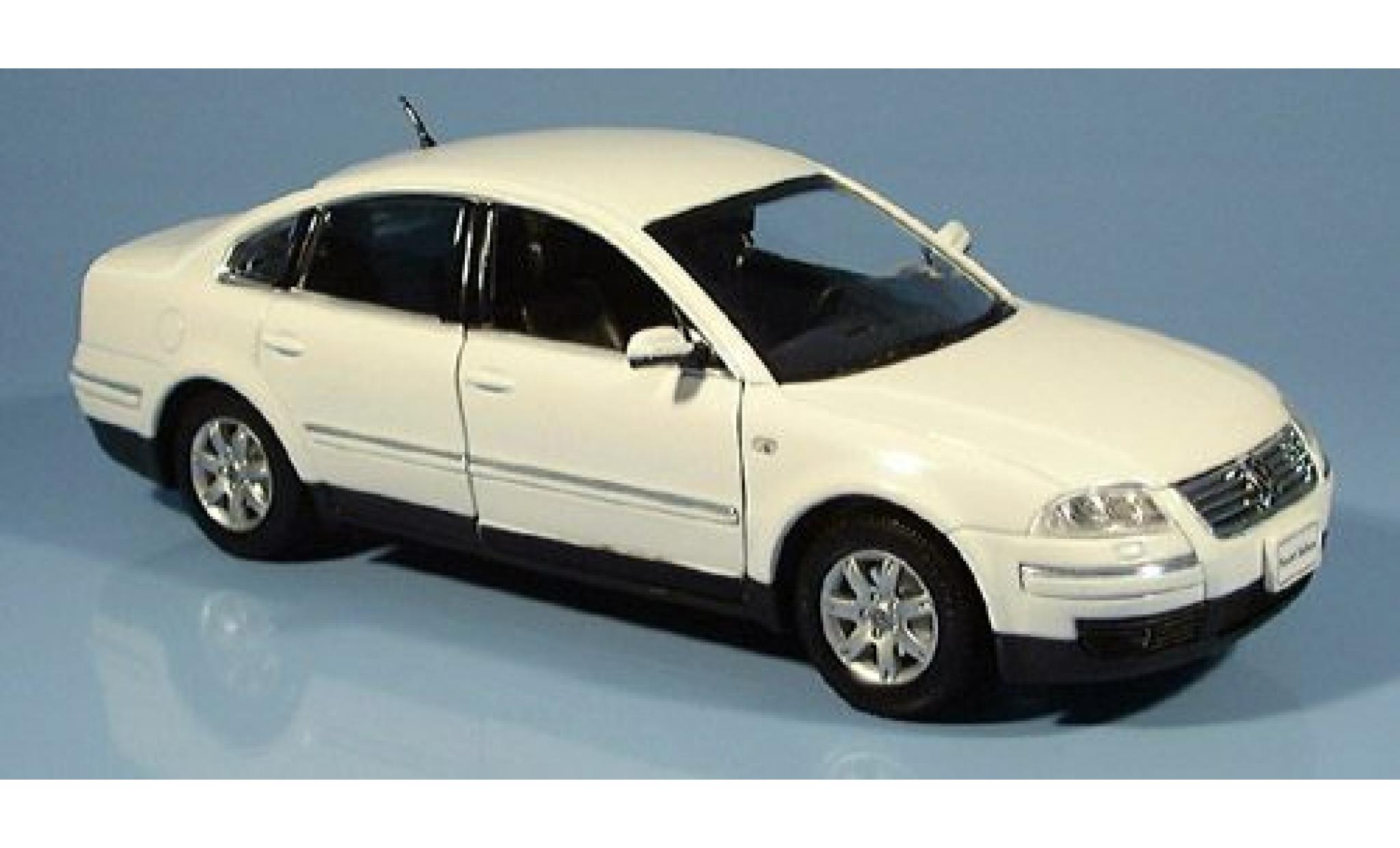 Volkswagen Passat 1/24 Welly Sedan wit 2002 1:24 modelauto