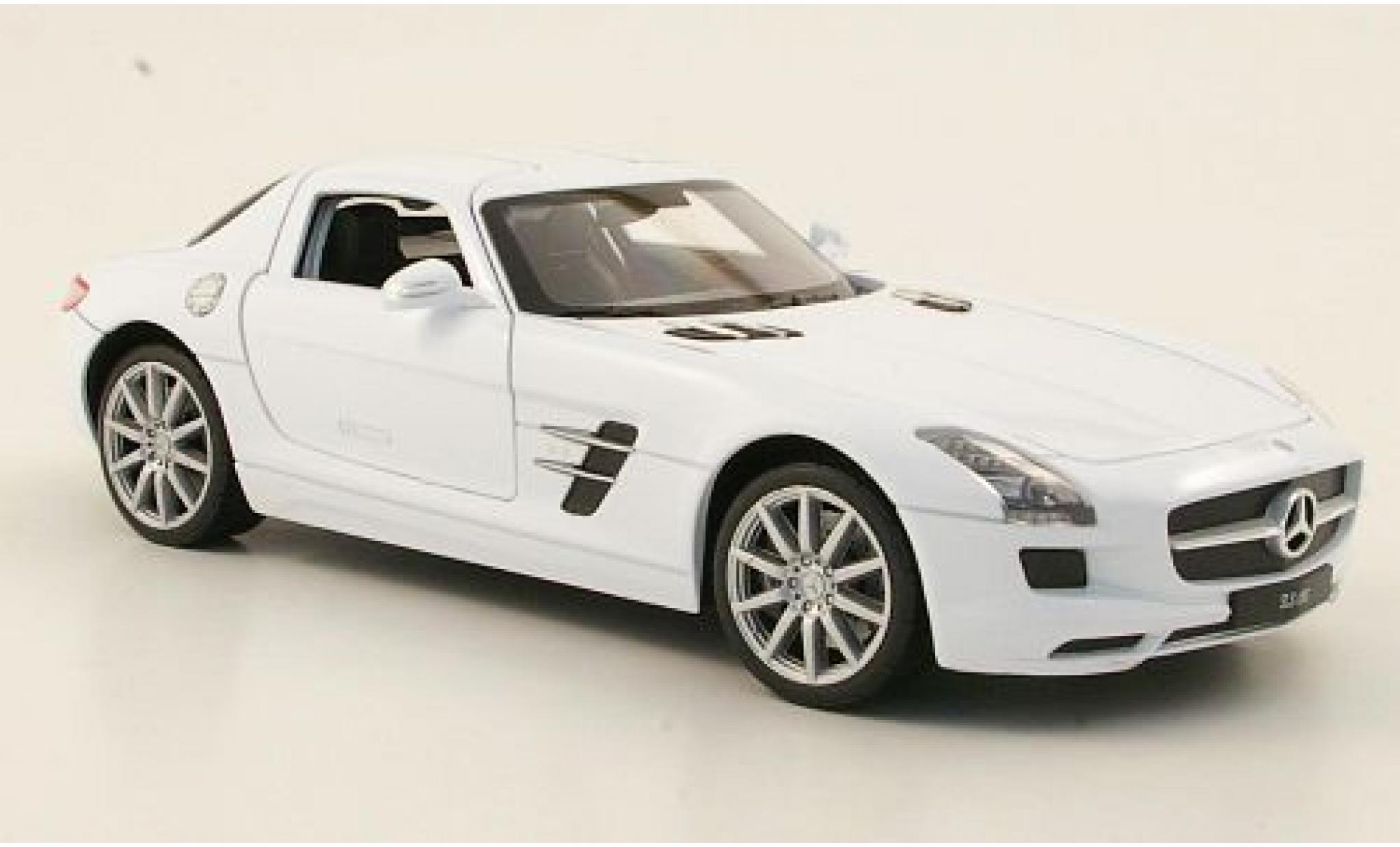 Mercedes SLS 1/24 Welly AMG (C197) wit modelauto