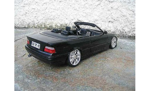 Bmw 325 Cabriolet 1/18 Maisto E36 zwart jantes chromees modelauto