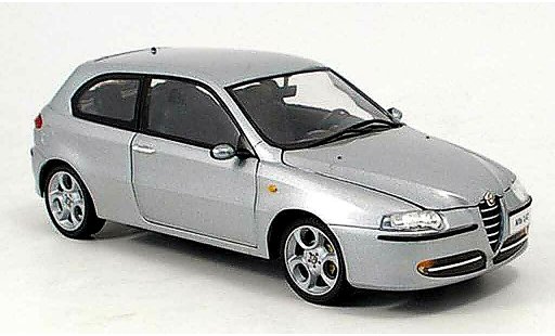 Alfa Romeo 147 berlina 1/18 Ricko grijs 2003 modelauto