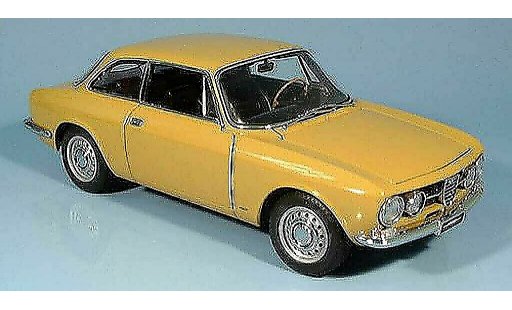 Alfa Romeo 1750 gtv 1/18 Autoart beige millennium edition 1967 modelauto