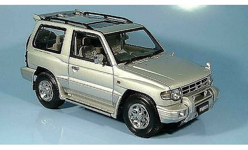 Mitsubishi Pajero SWB 1/18 Autoart zilver 1998 modelauto