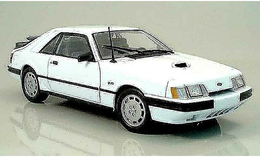 Ford Mustang SVO 1/18 Welly wit modelauto