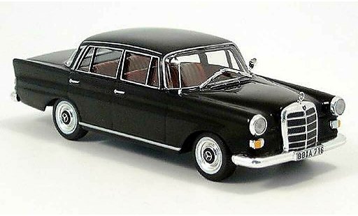 Mercedes 200 Base 1/43 IXO D (W110) zwart modelauto
