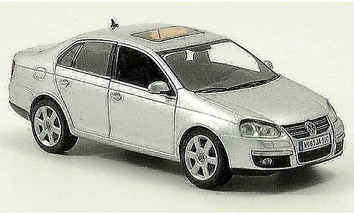 Volkswagen Jetta Base 1/43 Schuco grijs metallic 2005 modelauto