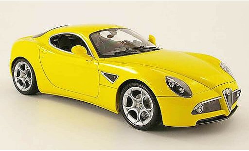 Alfa Romeo 8C competizione 1/18 Welly geel modelauto