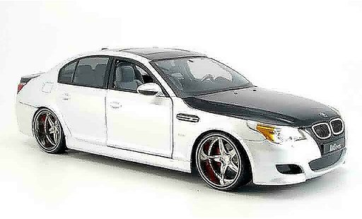 Bmw M5 tuning 1/18 Maisto E60 wit/zwart modelauto