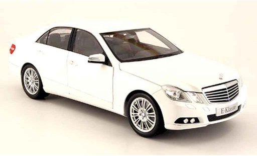 Mercedes Classe E Base 1/18 Minichamps (w 212) wit 2009 modelauto