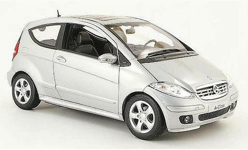 Mercedes Classe A Base 1/18 Welly 200 grijs 3 portes modelauto