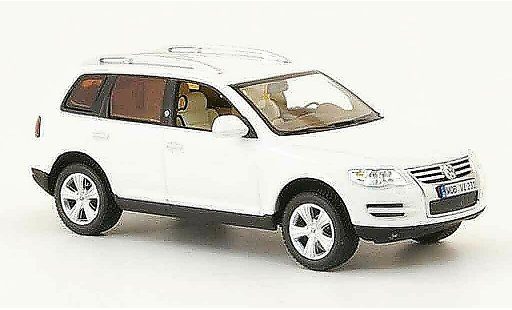 Volkswagen Touareg Base 1/43 Minichamps wit north sail modelauto