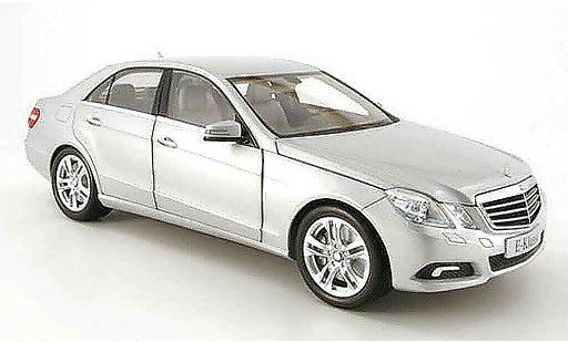 Mercedes Classe E Base 1/18 Minichamps (w212) grijs metallized 2009 modelauto