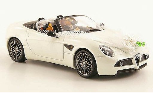 Alfa Romeo 8C spider 1/43 M4 Spyder wit Just Married avec 2 Figuren modelauto