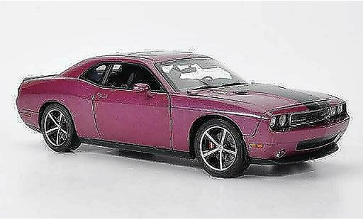 Dodge Challenger 2010 1/18 Highway 61 SRT8 lila/mat zwart modelauto