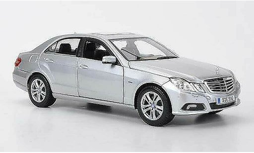 Mercedes Classe E Base 1/18 Maisto 350 (W 212) grijs 2009 modelauto