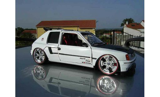 Peugeot 205 Turbo 16 1/18 Solido full white T16 modelauto