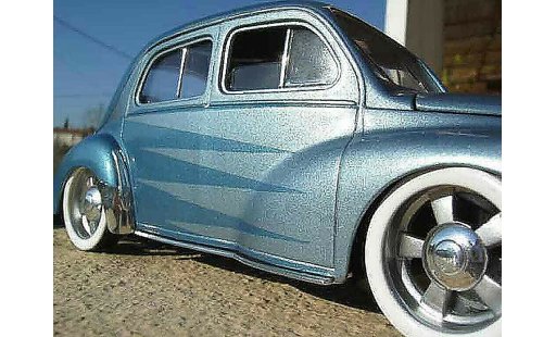 Renault 4CV Base 1/18 Solido blauw modelauto