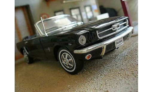 Ford Mustang Convertible 1/18 Welly cabriolet zwart modelauto