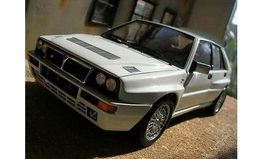 Lancia Delta HF Integrale 1/18 Kyosho evolution 2 wit modelauto