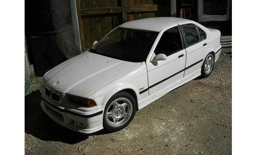 Bmw M3 coupe 1/18 Ut Models E36 sedan wit modelauto